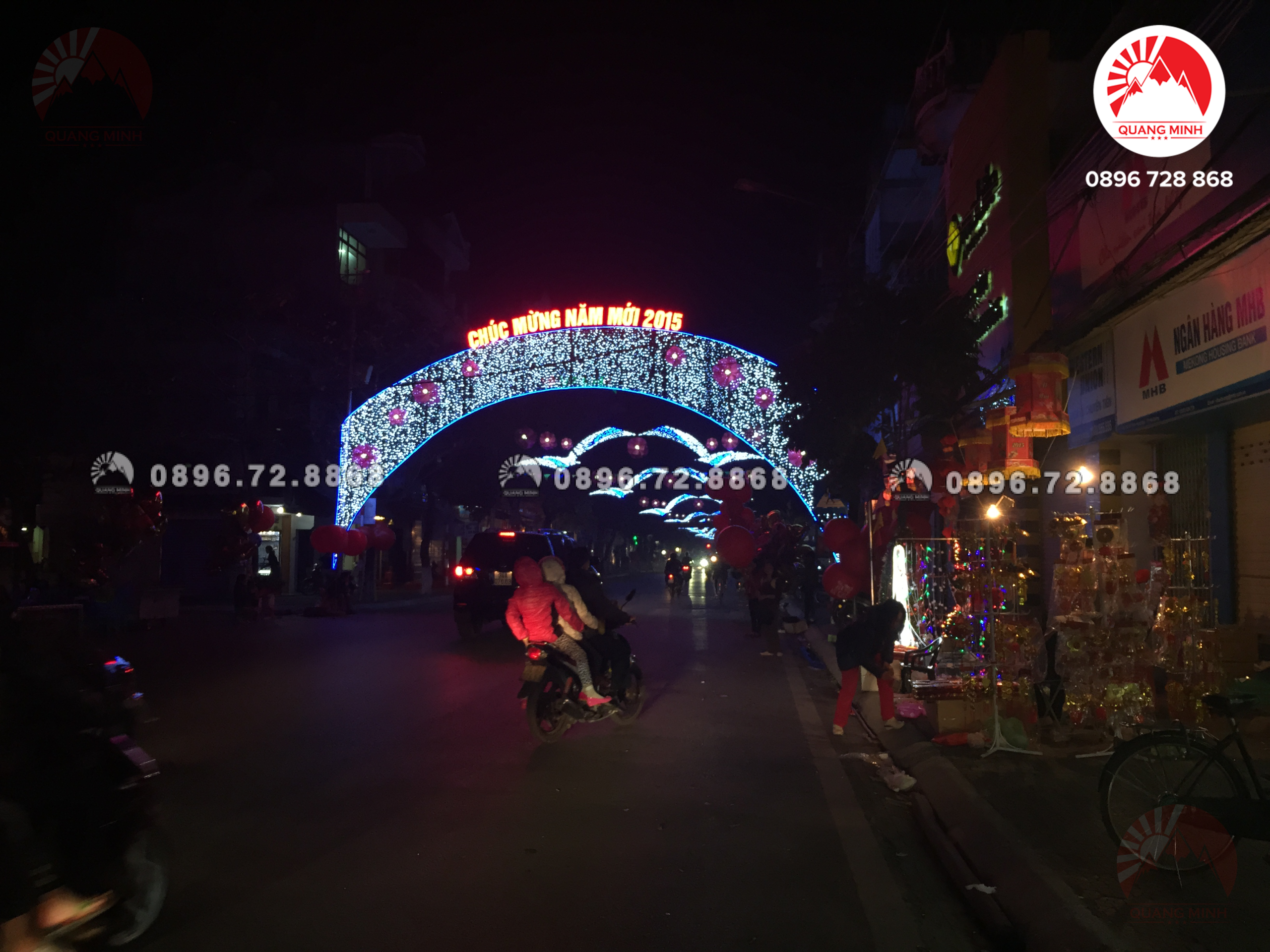 Đường phố rực rỡ sắc màu với hoa đèn trang trí Tết Nguyên Đán
