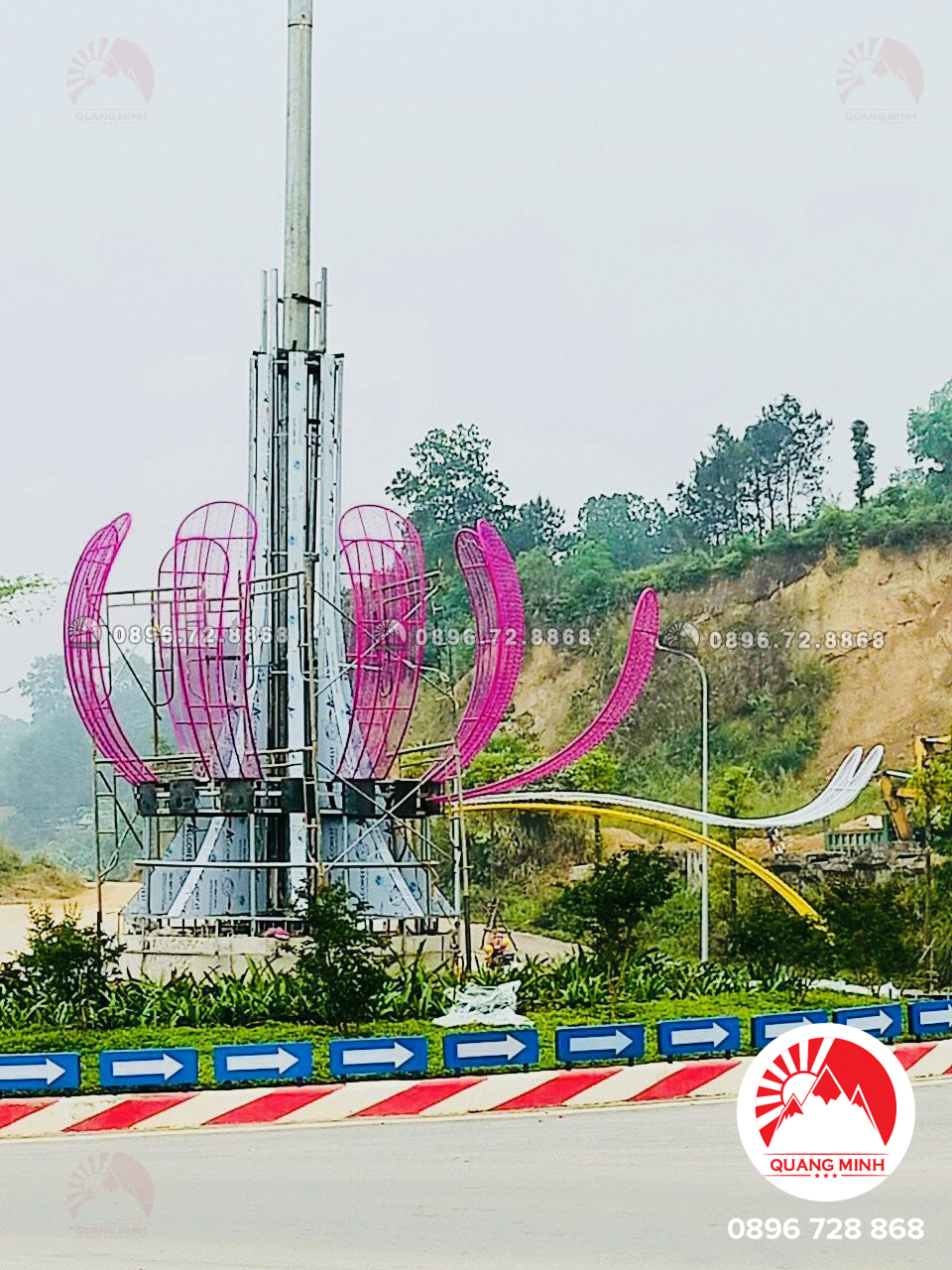 Hoa đèn được cách điệu tinh tế từ hoa sen, thể hiện niềm tự hào dân tộc