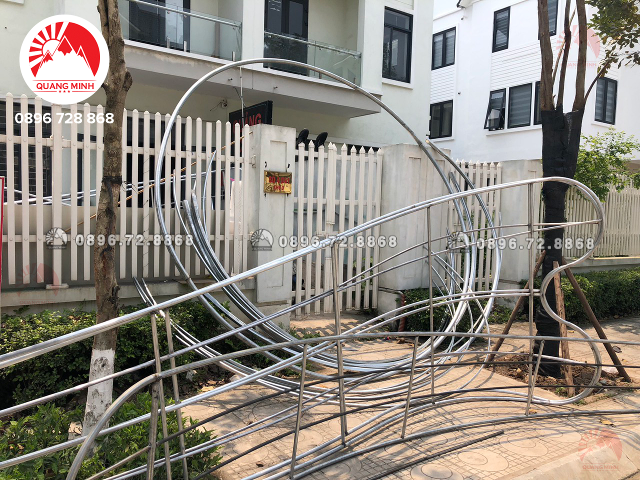 Khung hoa được gia công bằng công nghệ cắt laser hiện đại, đảm bảo độ chính xác cao