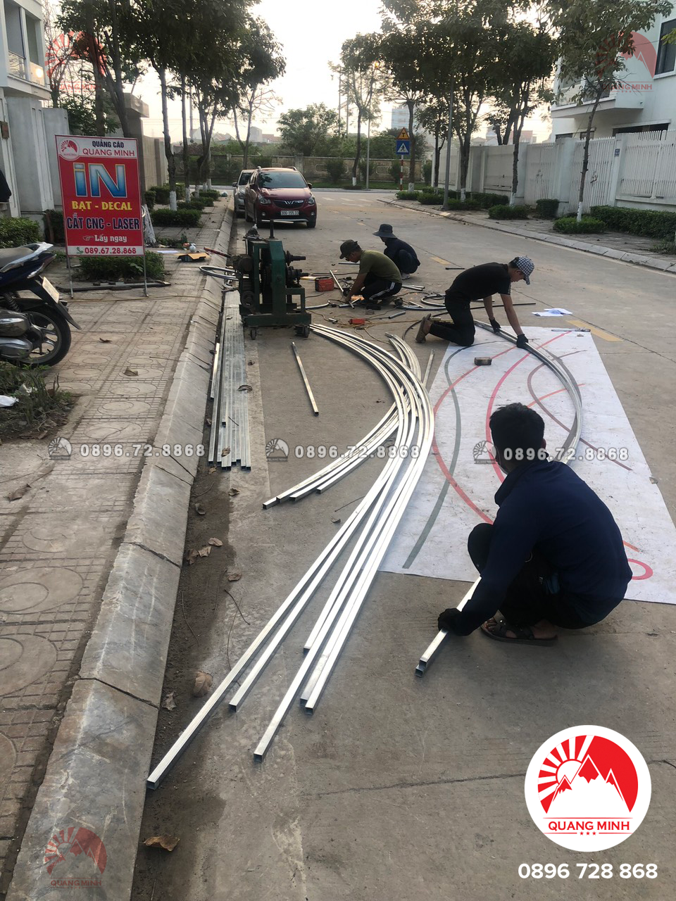 Các nhân viên của Quảng Cáo Quang Minh đang gia công sản xuất để đảm bảo tiến độ dự án