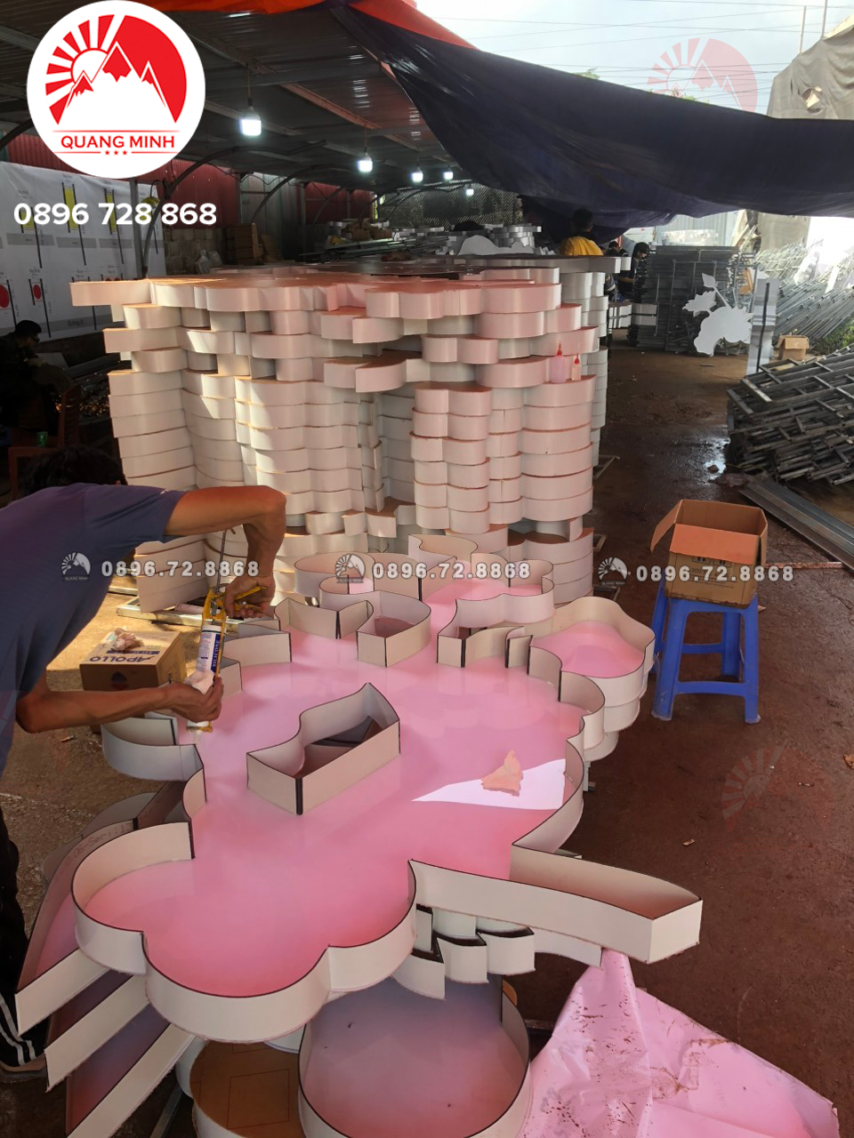 Vải lụa cao cấp được sử dụng để tạo cánh hoa, mang đến vẻ đẹp mềm mại và sang trọng