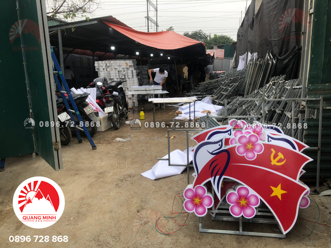 Kỹ thuật sẽ viên kiểm tra độ sáng và độ bền của hoa đèn trước khi xuất xưởng