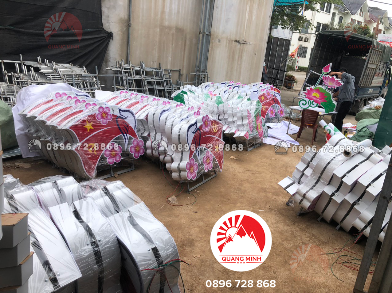 Sản xuất hoa đèn trang trí đường phố Đông Anh
