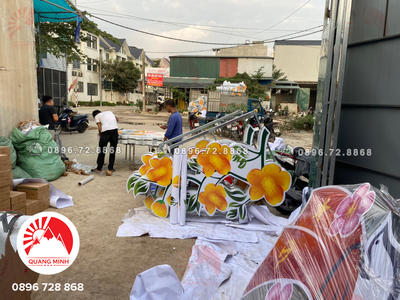 Quảng cáo Quang Minh nhận thiết kế và sản xuất hoa đèn theo yêu cầu